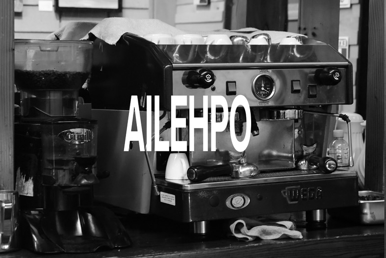 Máquina de espresso con letrero AILEHPO en blanco y negro