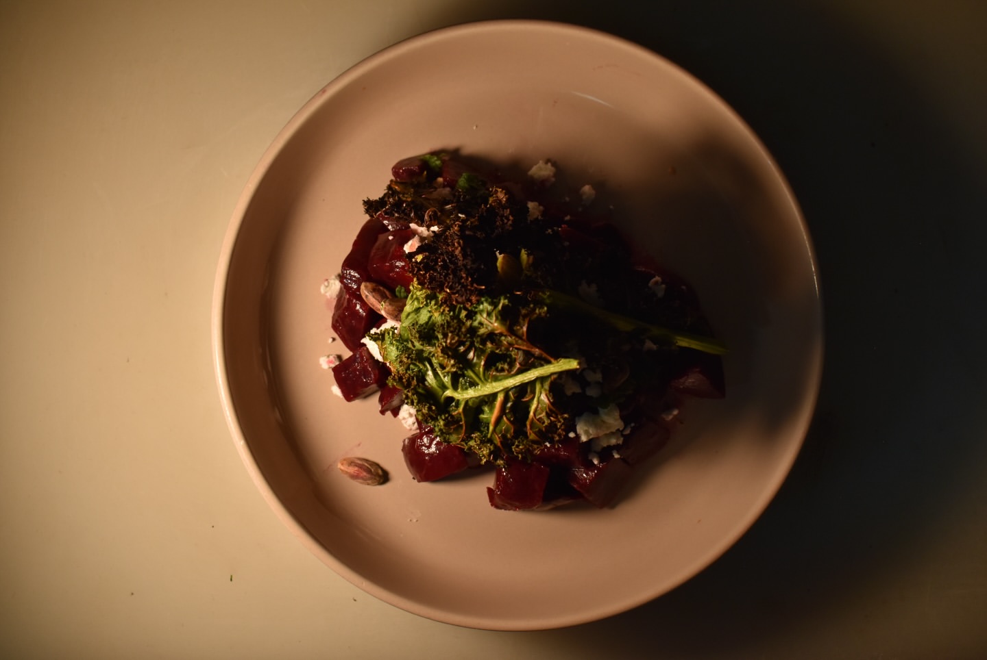 Ensalada de betabel con queso de cabra, pistache y hierbas