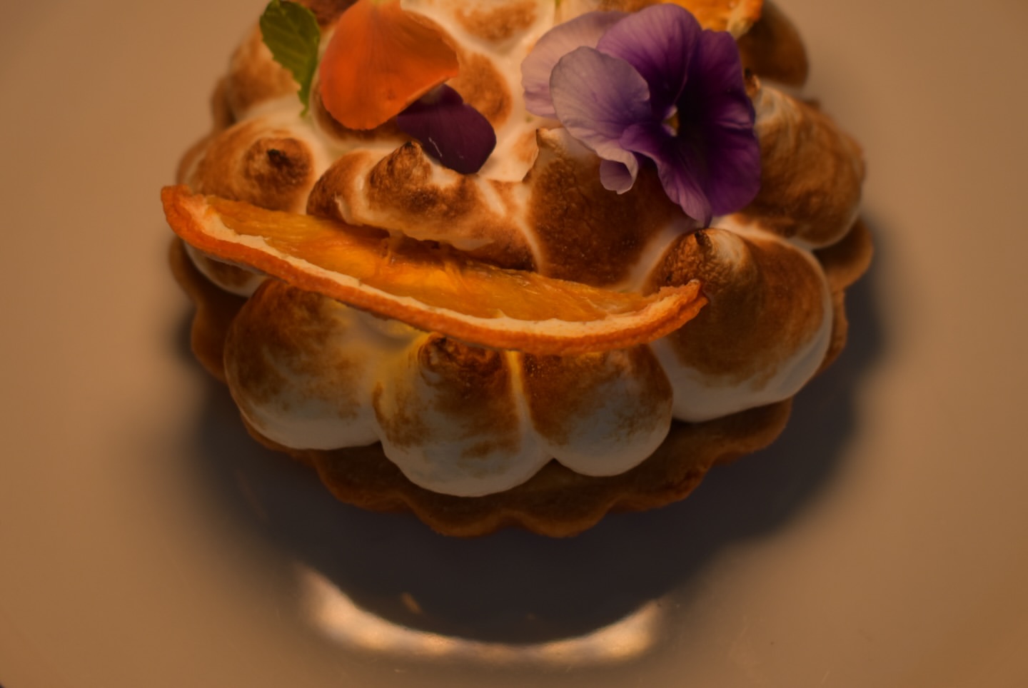 Pavlova de merengue tostado con cítrico y flor de temporada